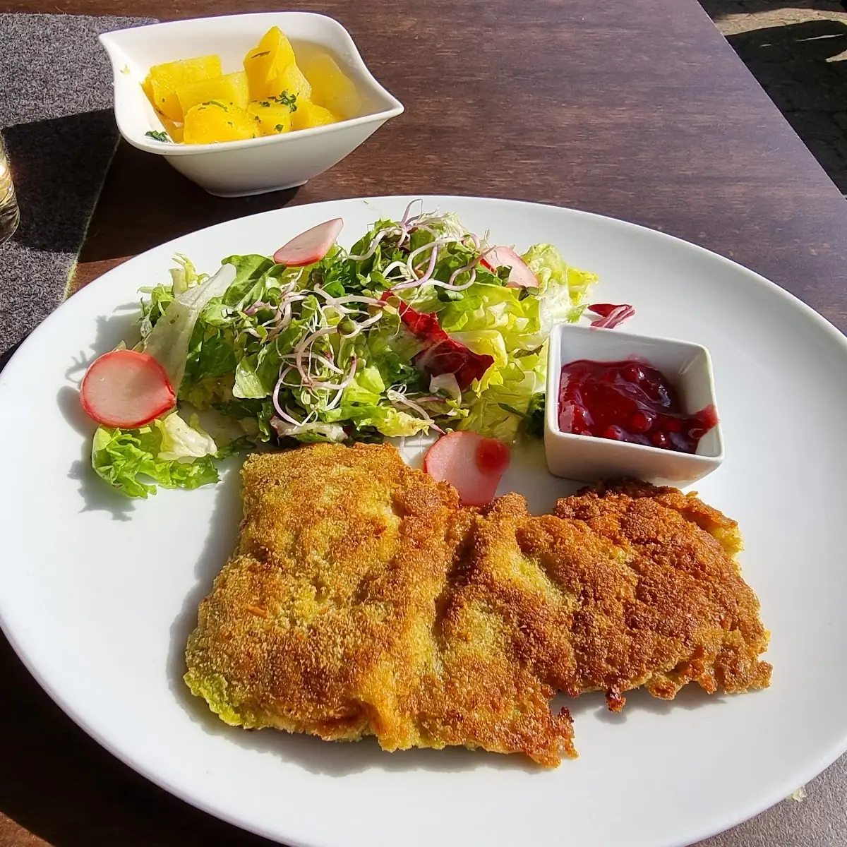 Kräuterschnitzel Mit Dampfkartoffeln Und Salat