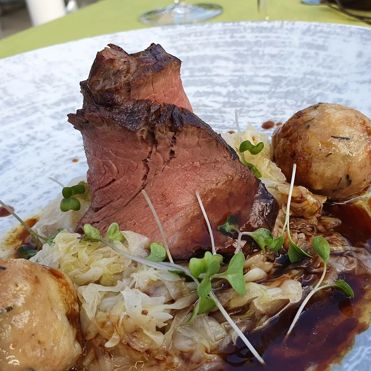 Geschmorte Beiriedschnitte Mit Kraut Und Knödel