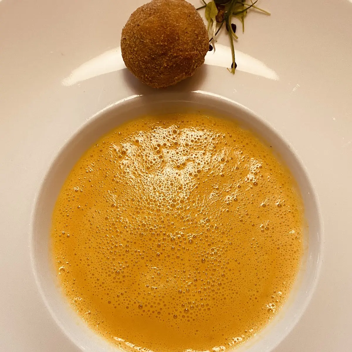 Schaumsuppe Von Karotte Und Honigmelone Mit Einem Gebackenen Grieß-kardamom-knöderl