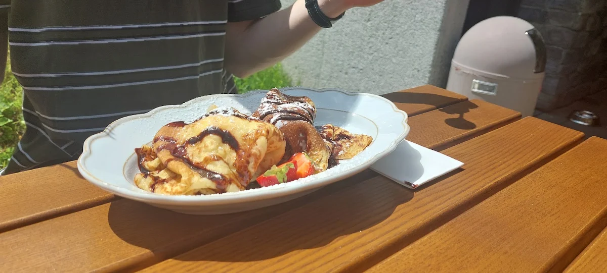 Palatschinken Mit Schokolade Und Eis