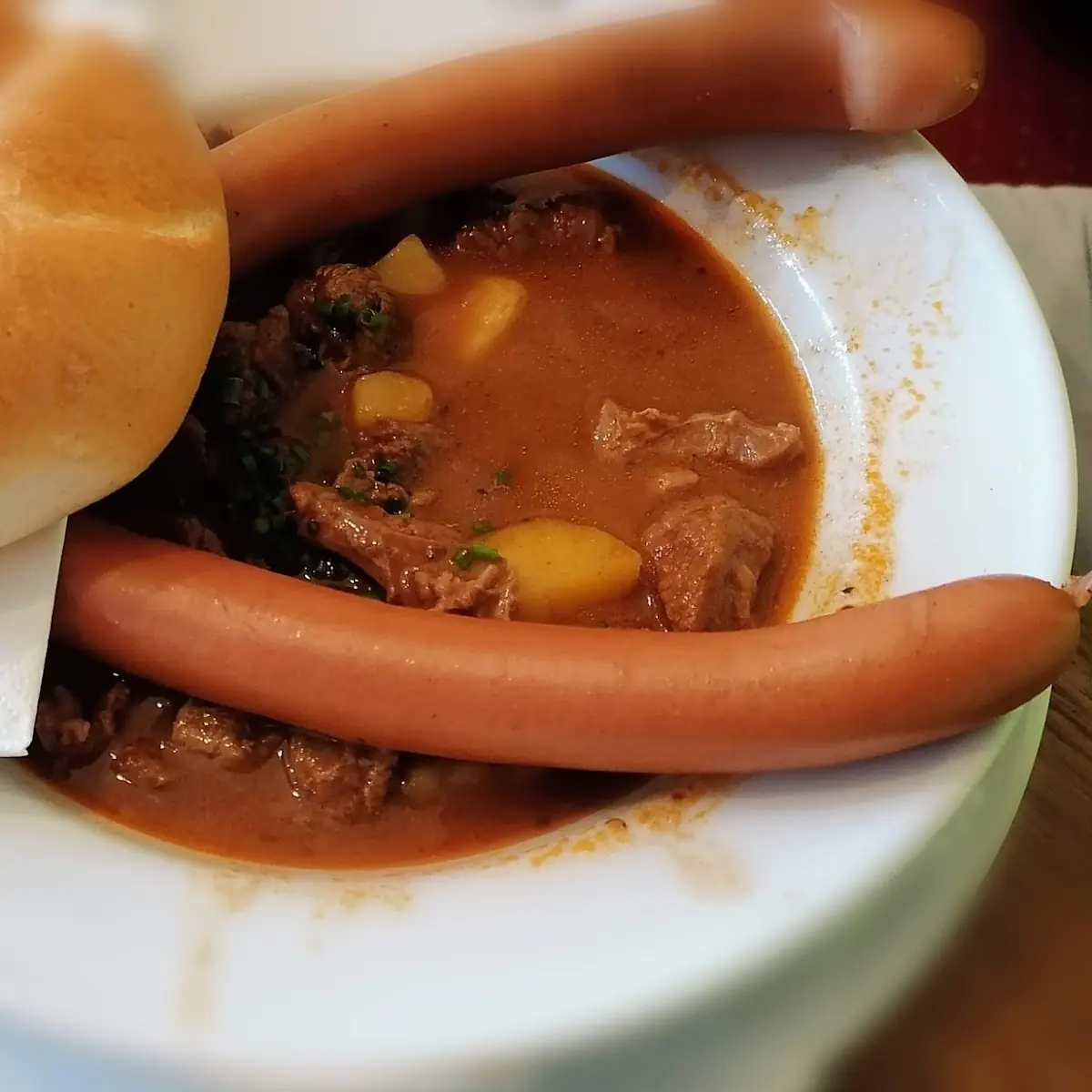 Gulaschsuppe Mit Würstchen Und Semmel