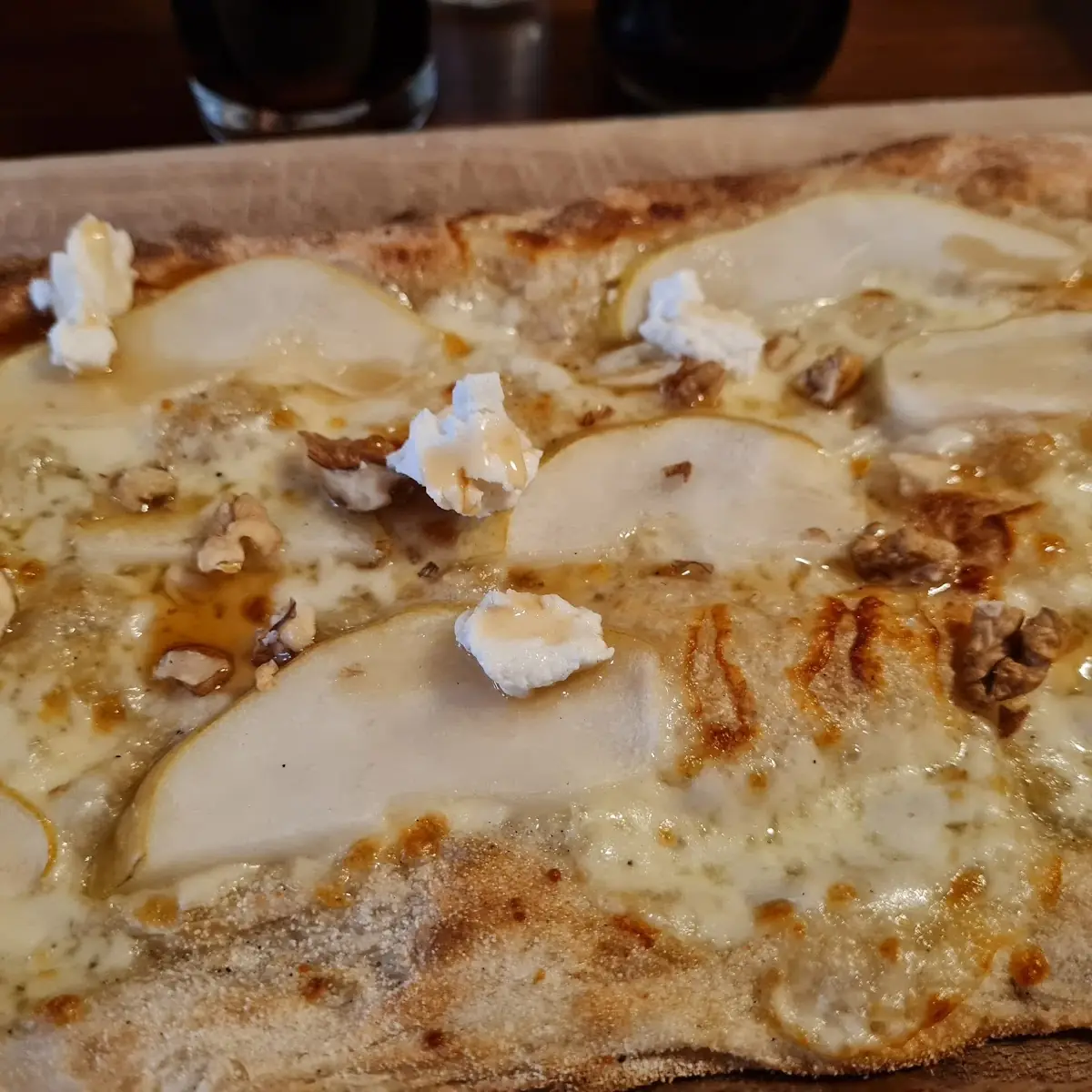 Pinsa Mit Birne Ziegenfrischkäse Honig Und Walnüssen
