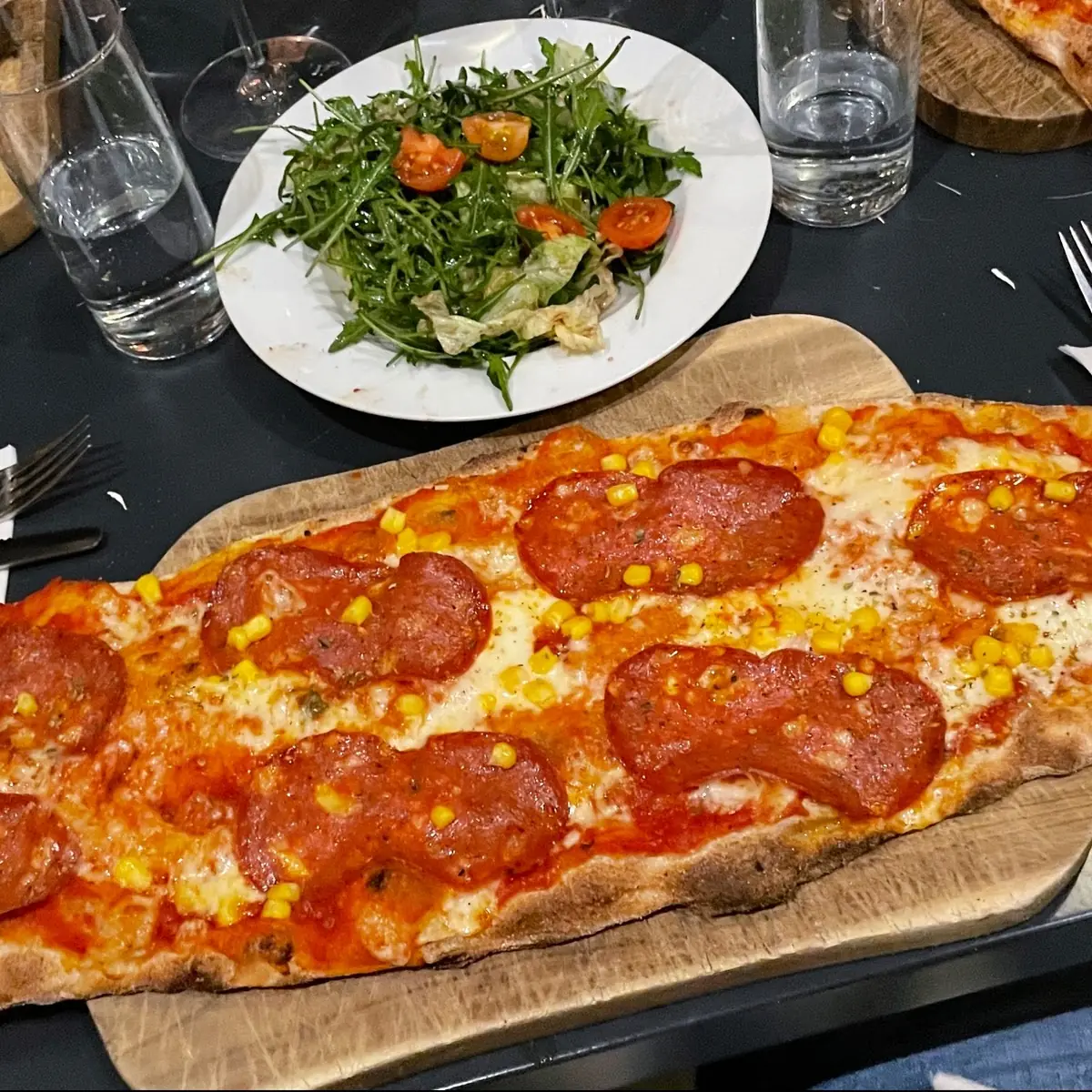 Pinsa Mit Salami Und Mais