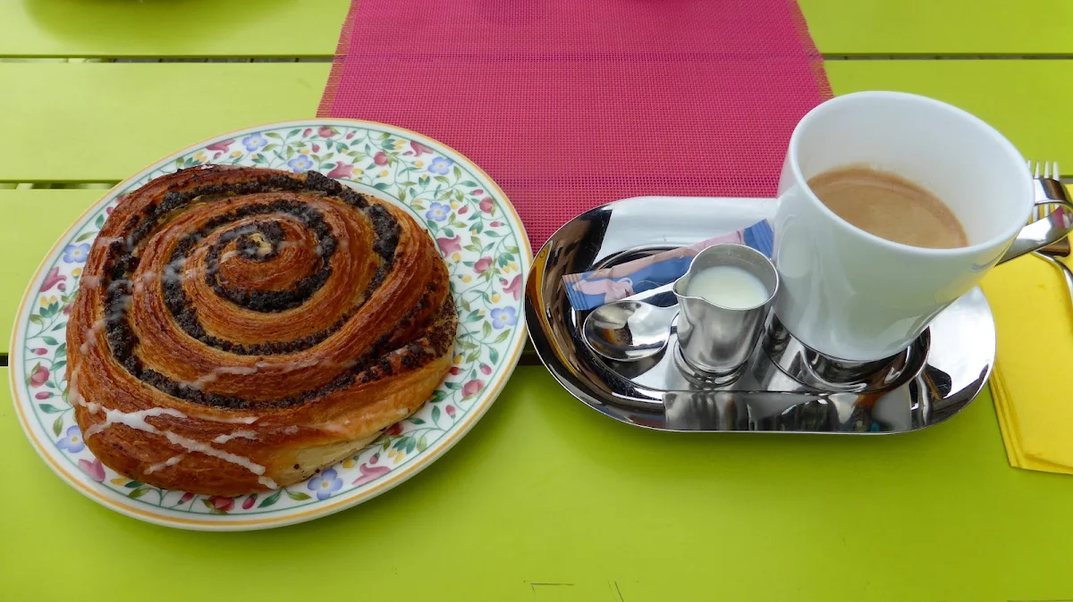 Mohnschnecke Und Eine Tasse Café