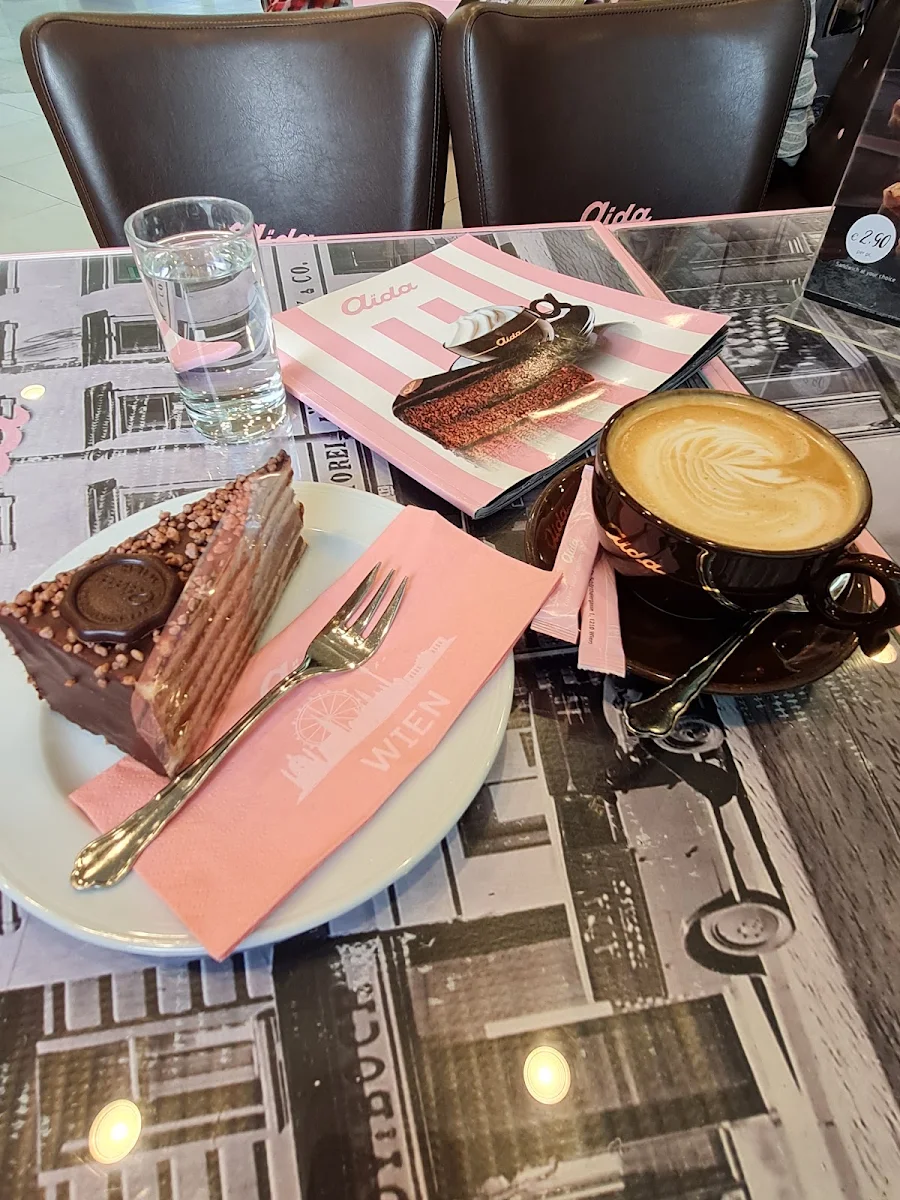 Large Capuccino & Aida Cake