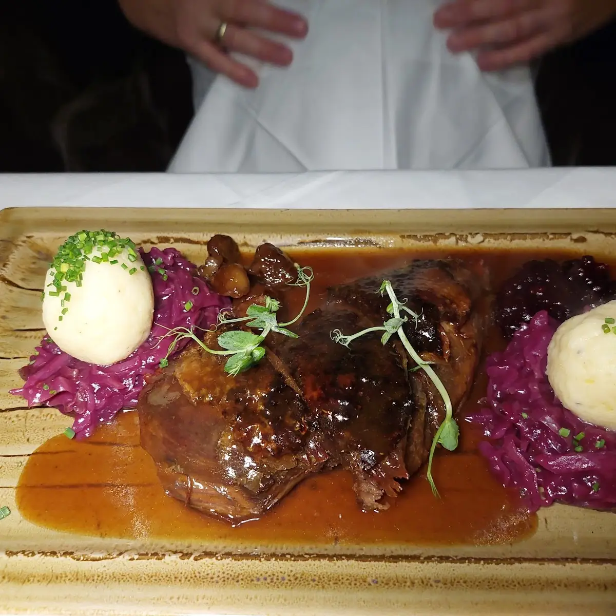Martinigans Mit Rotkraut Und Knöderl