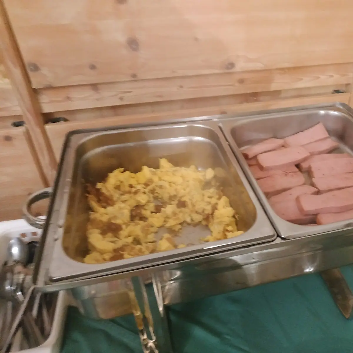 Buffet Oeufs Brouillés Et Viandes