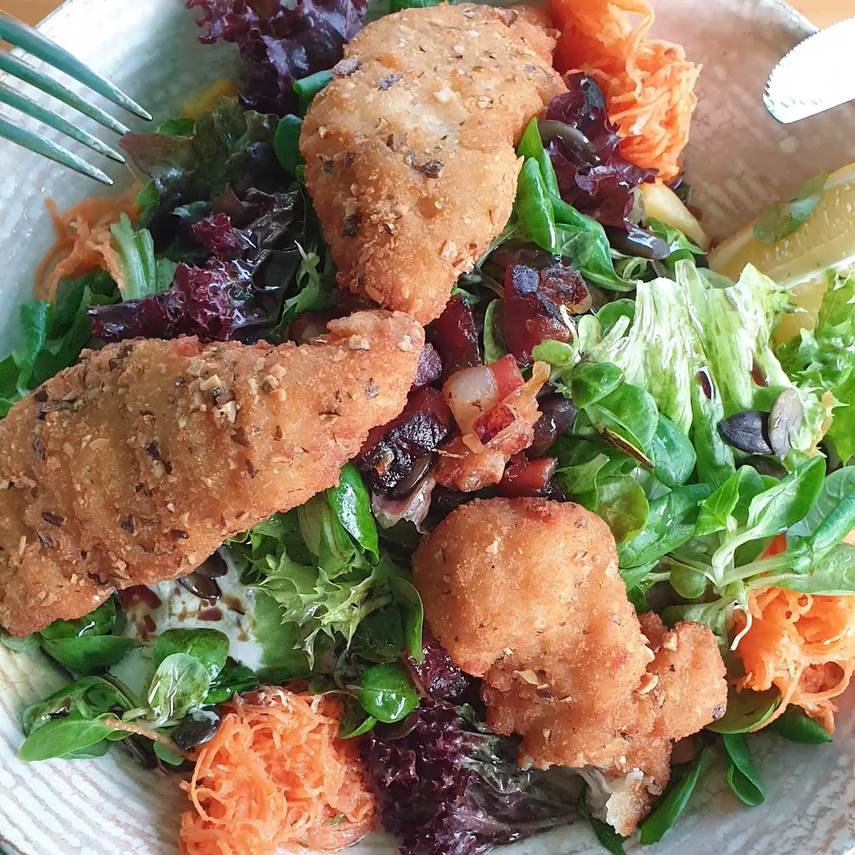Steirischer Backhendl Salatteller