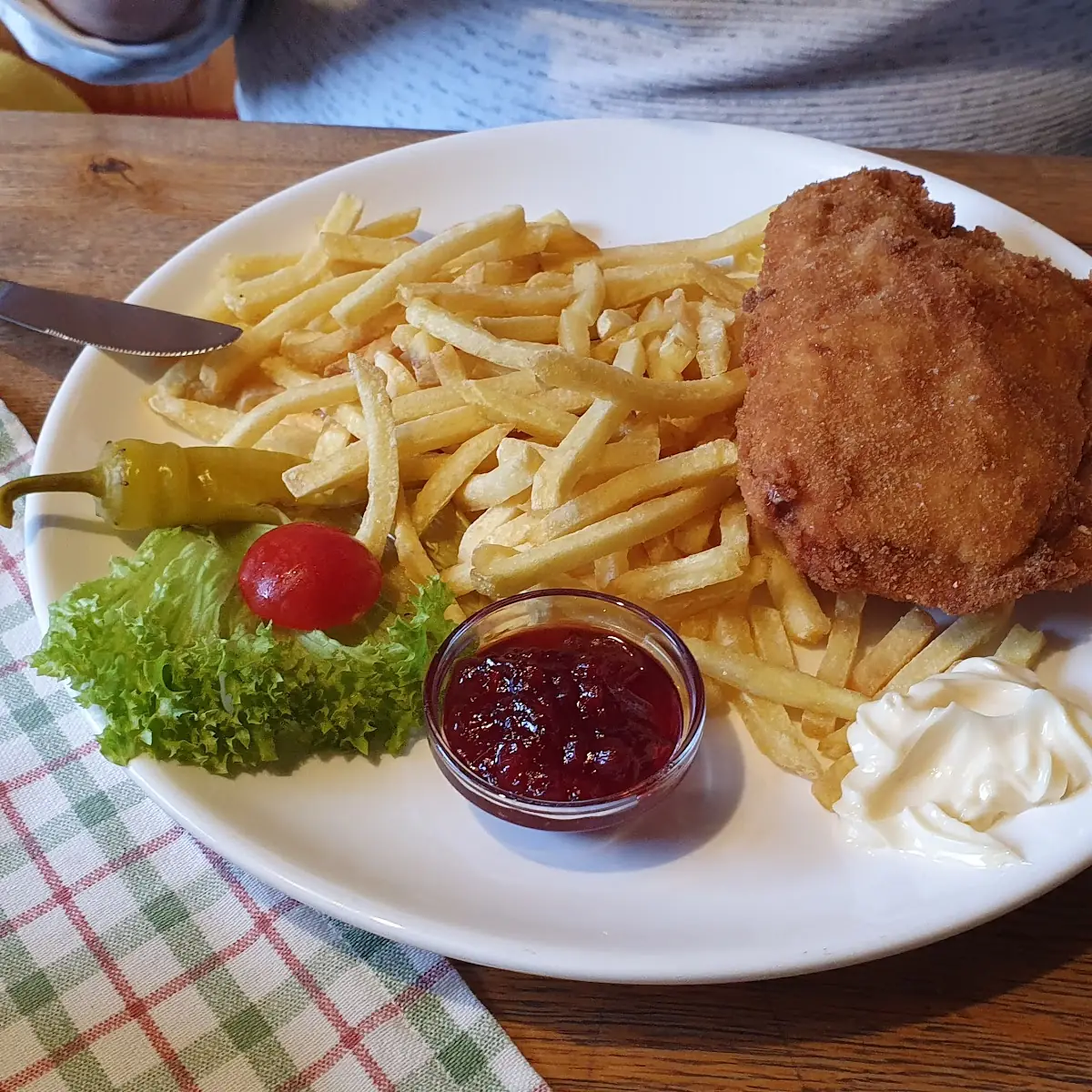 Wiener Schnitzel Mit Pommes Und Preiselbeeren