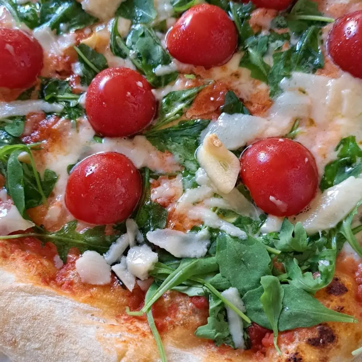 Pizza Rucola Pomodore Grana