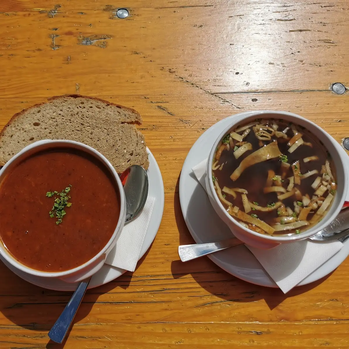 Gulaschsuppe Und Rinderbrühe Mit Frittaten Eierkuchenstreifen