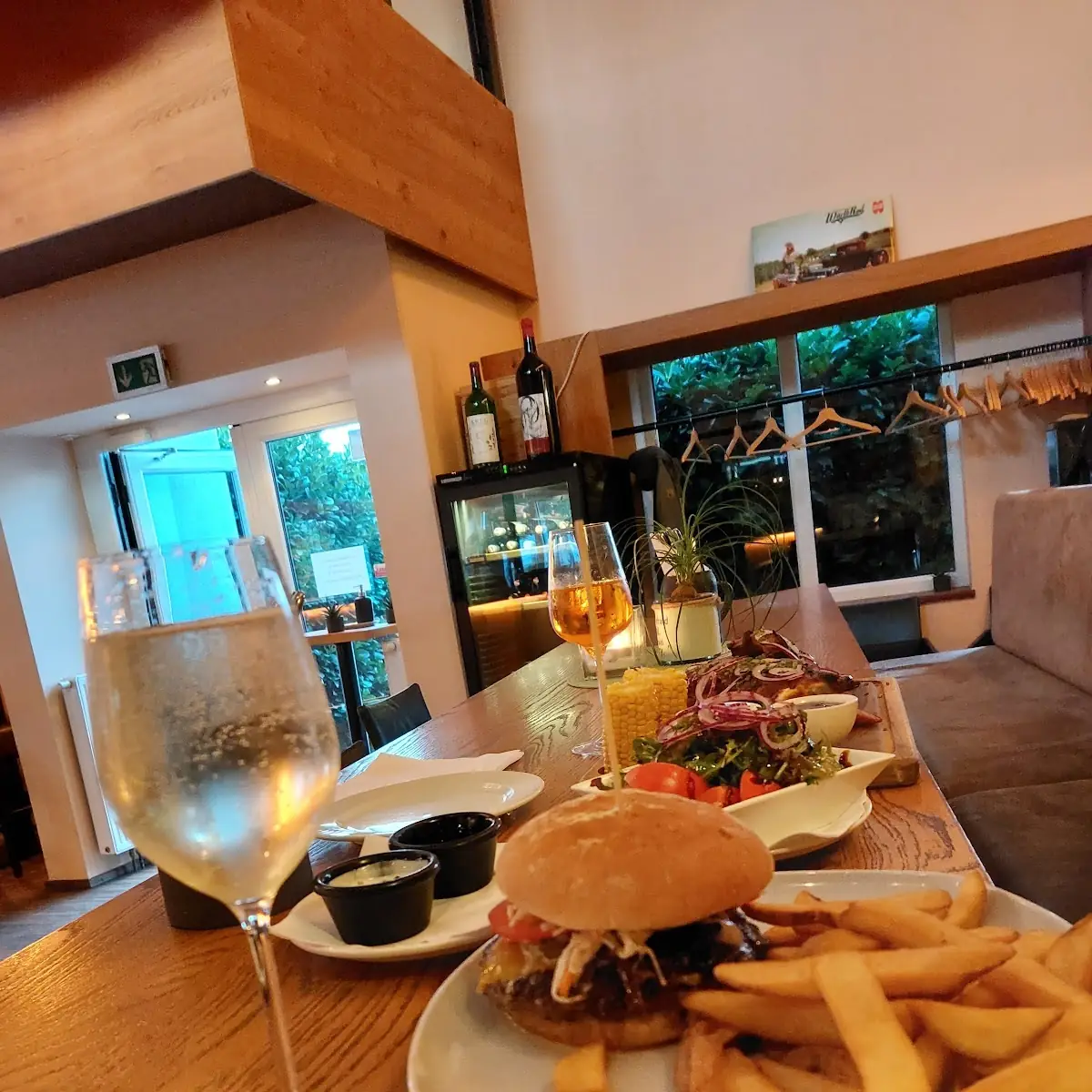 Barbq Burger Und Weisser Spritzer
