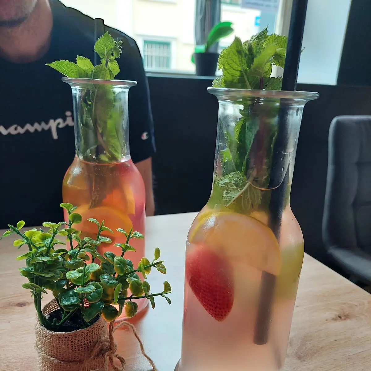 Hausgemachte Eistee Limonade