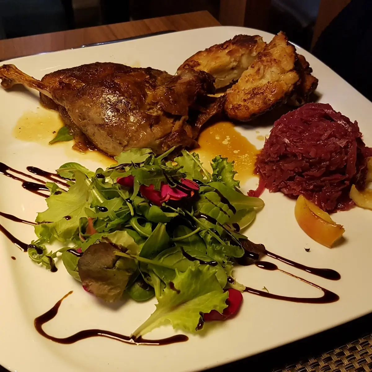 Gansl Auf Rotkraut Mit Geröstetem Erdäpfelpuffer