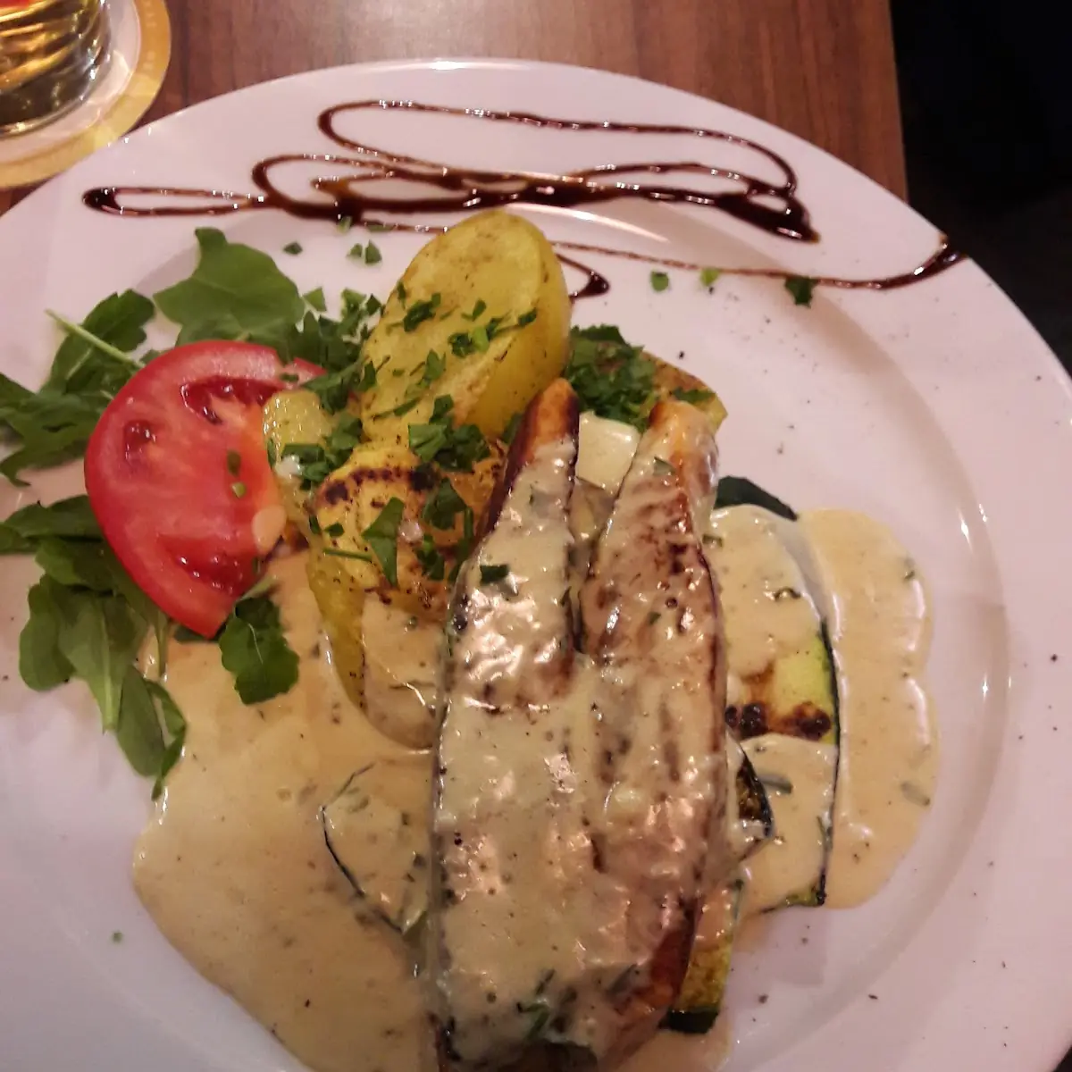 Gegrillter Lachs In Weißwein-koblauchsauce Mit Petersilkartoffel