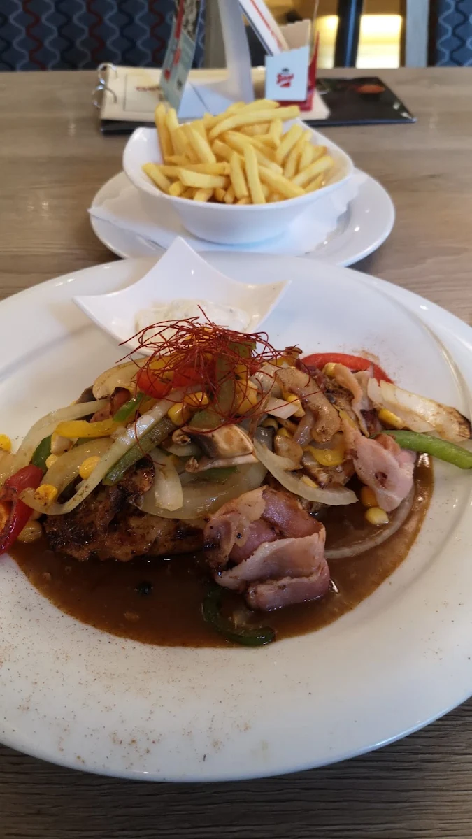 Chef-steak Mit Pommes Und Salat
