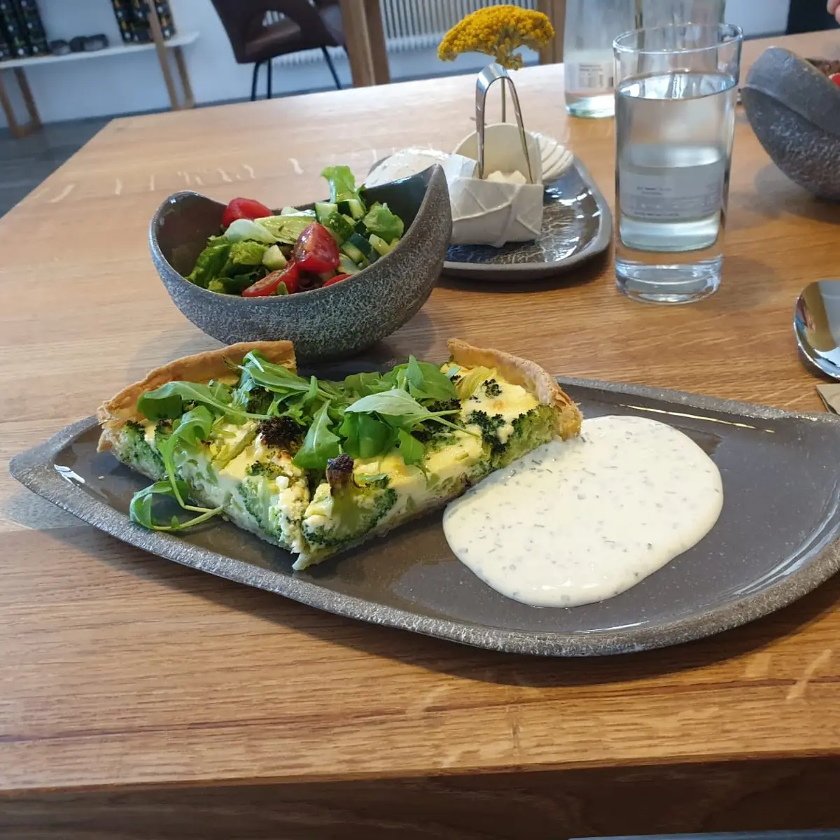 Quiche Mit Broccoli Frischkäse Und Lauch Sauerrahmdip & Kleiner Salat
