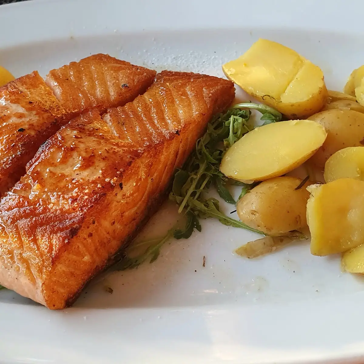 Gegrillter Lachs Mit Kartoffeln Und Skordalia