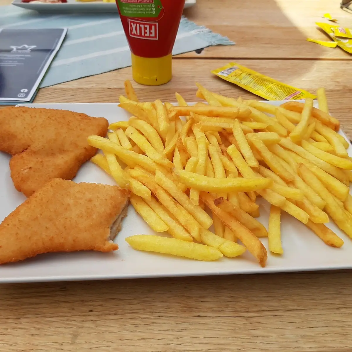 Hühnerschnitzel Mit Pommes