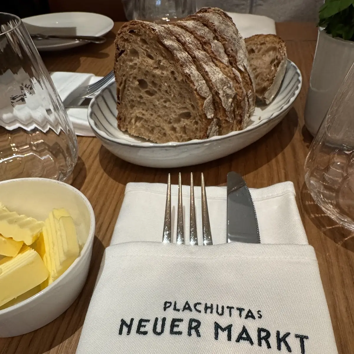 Gedeck Mit Brot Und Butter Auch Köstlich
