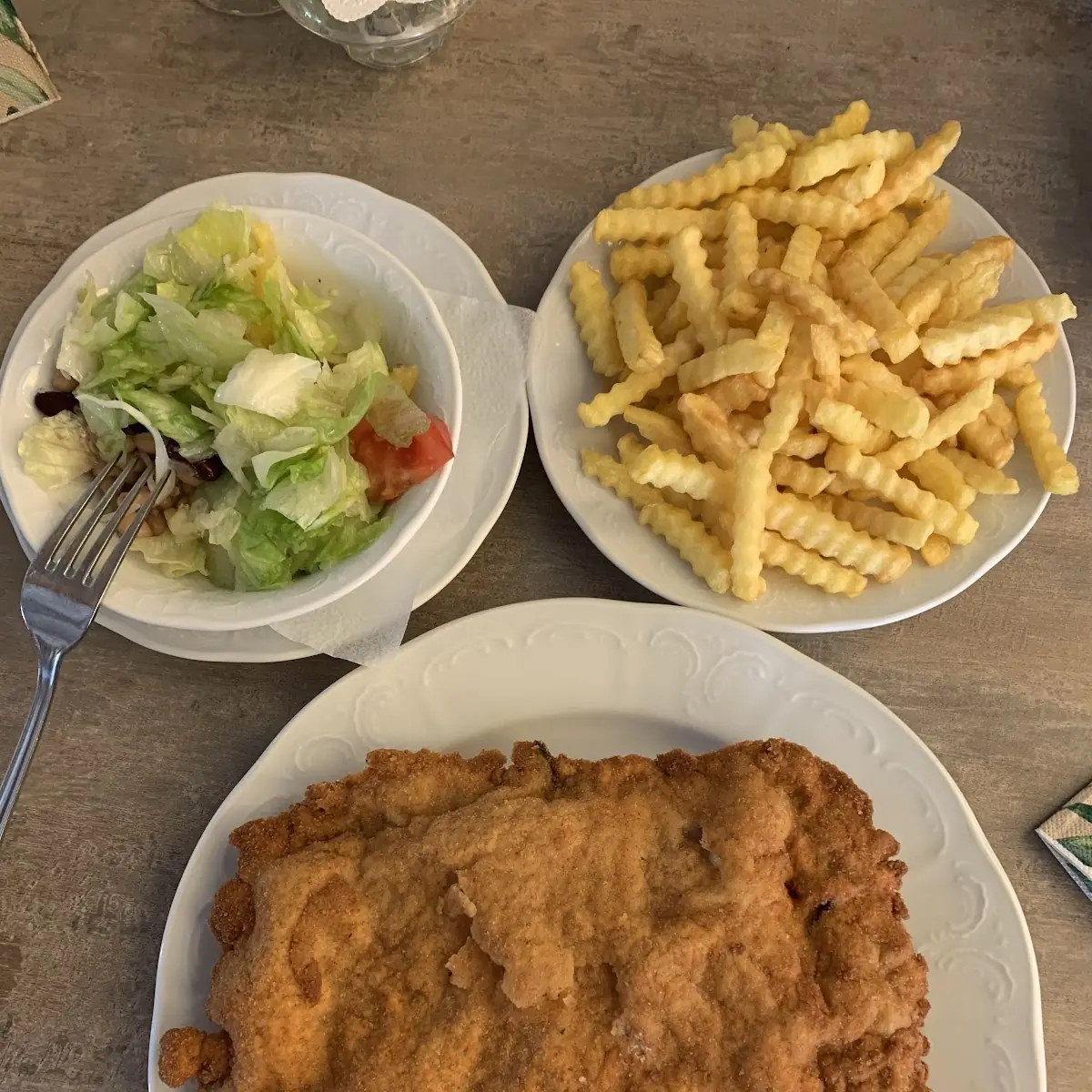 Cordon Bleu Mit Gemischten Salat Und Pommes Frites
