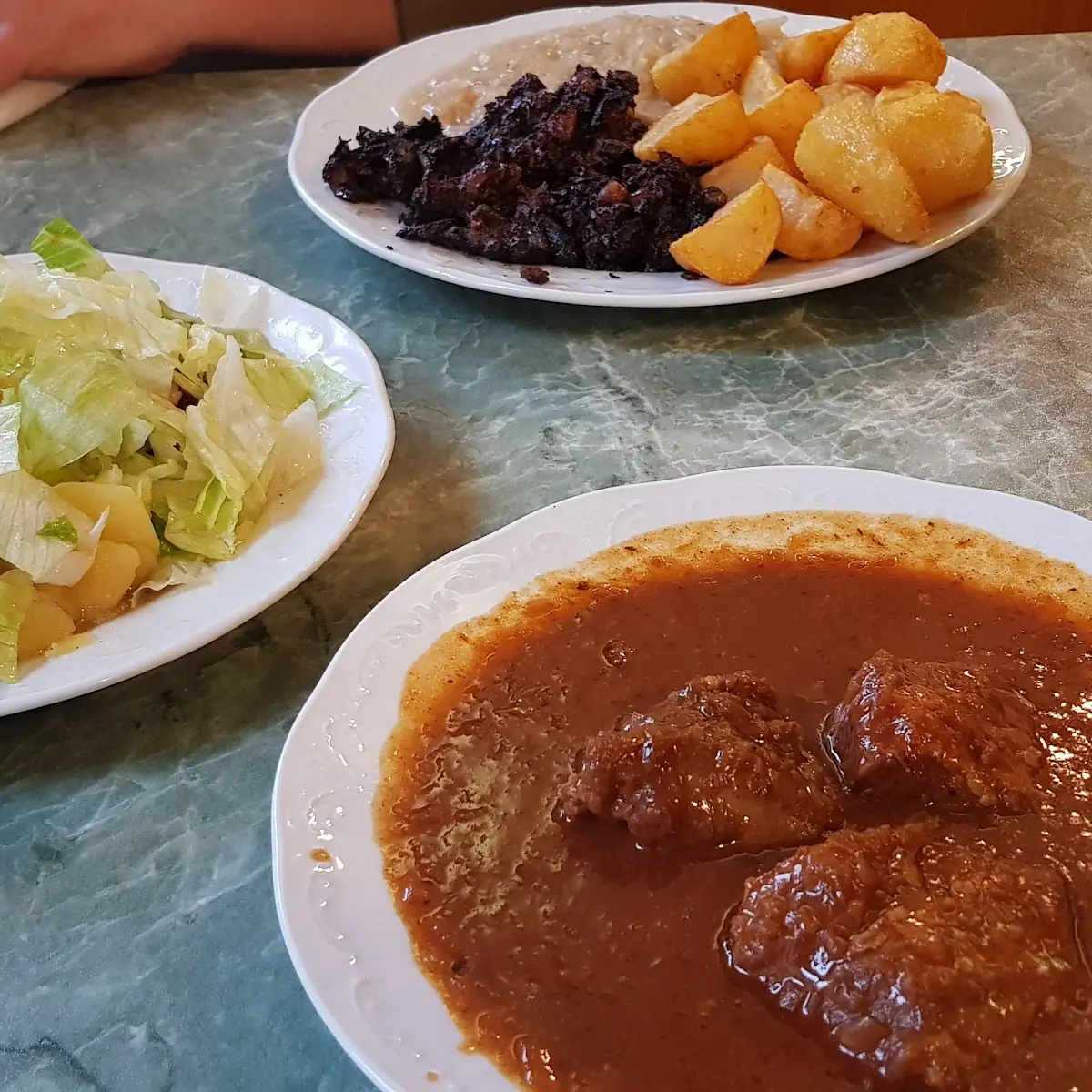 Gulasch Mit Großem Salat