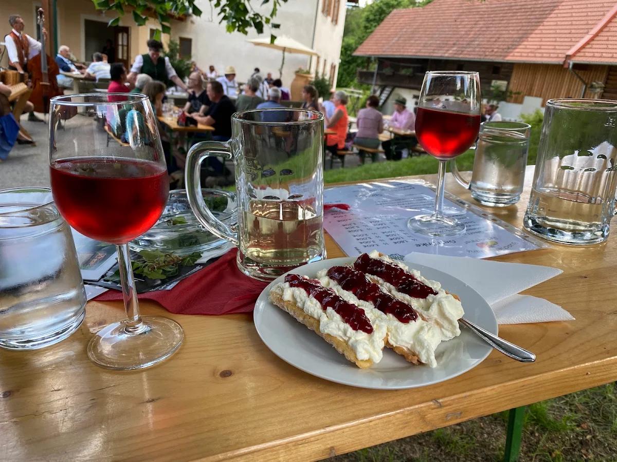 Spogatkrapfen Mit Preiselbeeren Und Schlagobers