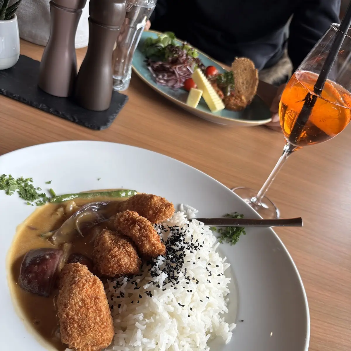 Gemüsecurry Mit In Panko Und Kokos Gebackenen Hühnerstreifen Und Basmatireis