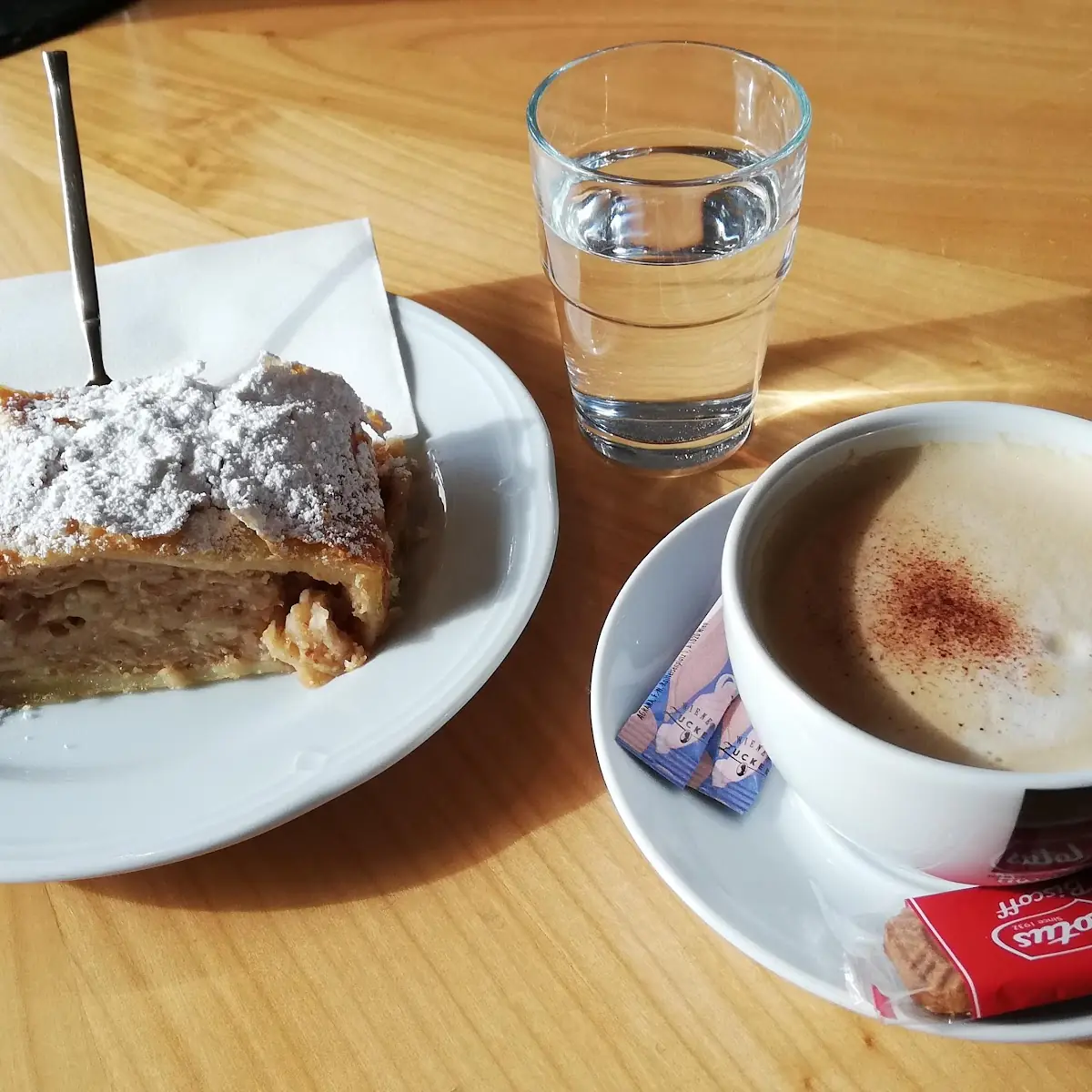Kaffee Und Apfelstrudel