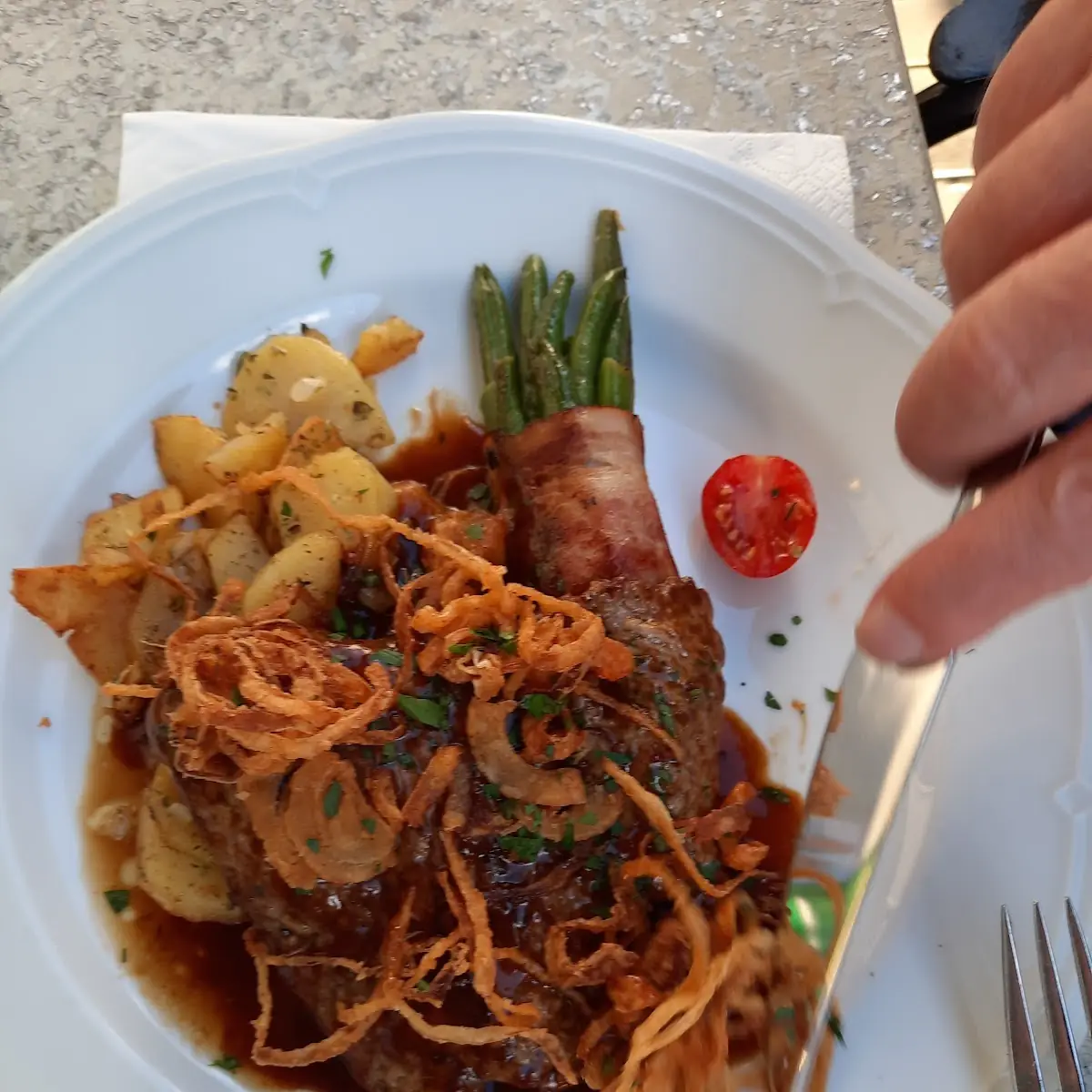 Kleine Portion Zwiebelrostbraten