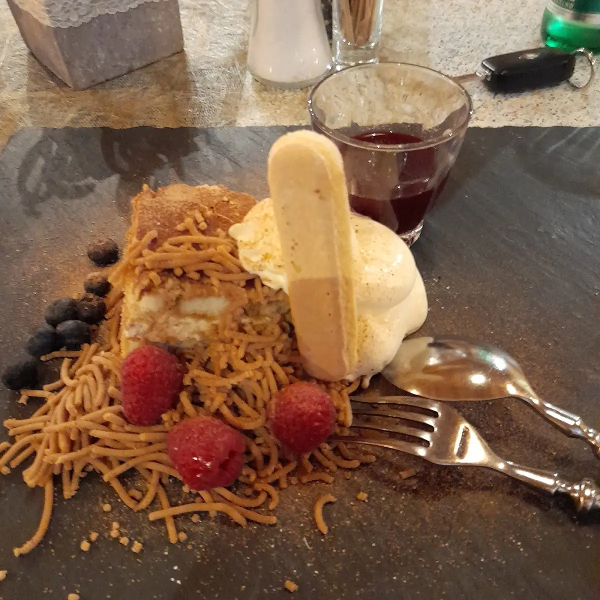 Maronitiramisu Mit Waldbeerenröster Und Schlagobers