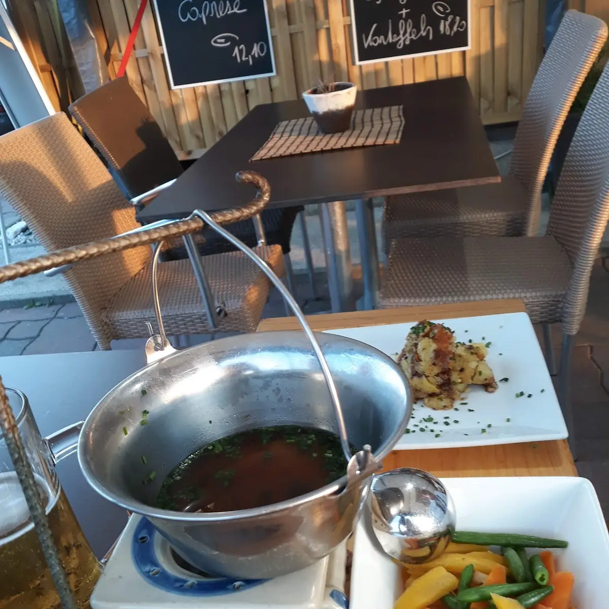 Rindfleisch Mit Gemüse Und Bratkartoffeln