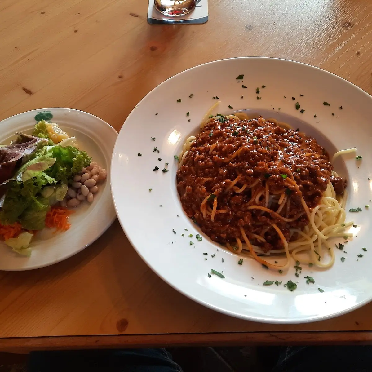 Spaghetti Mit Wildsugo Und Salat