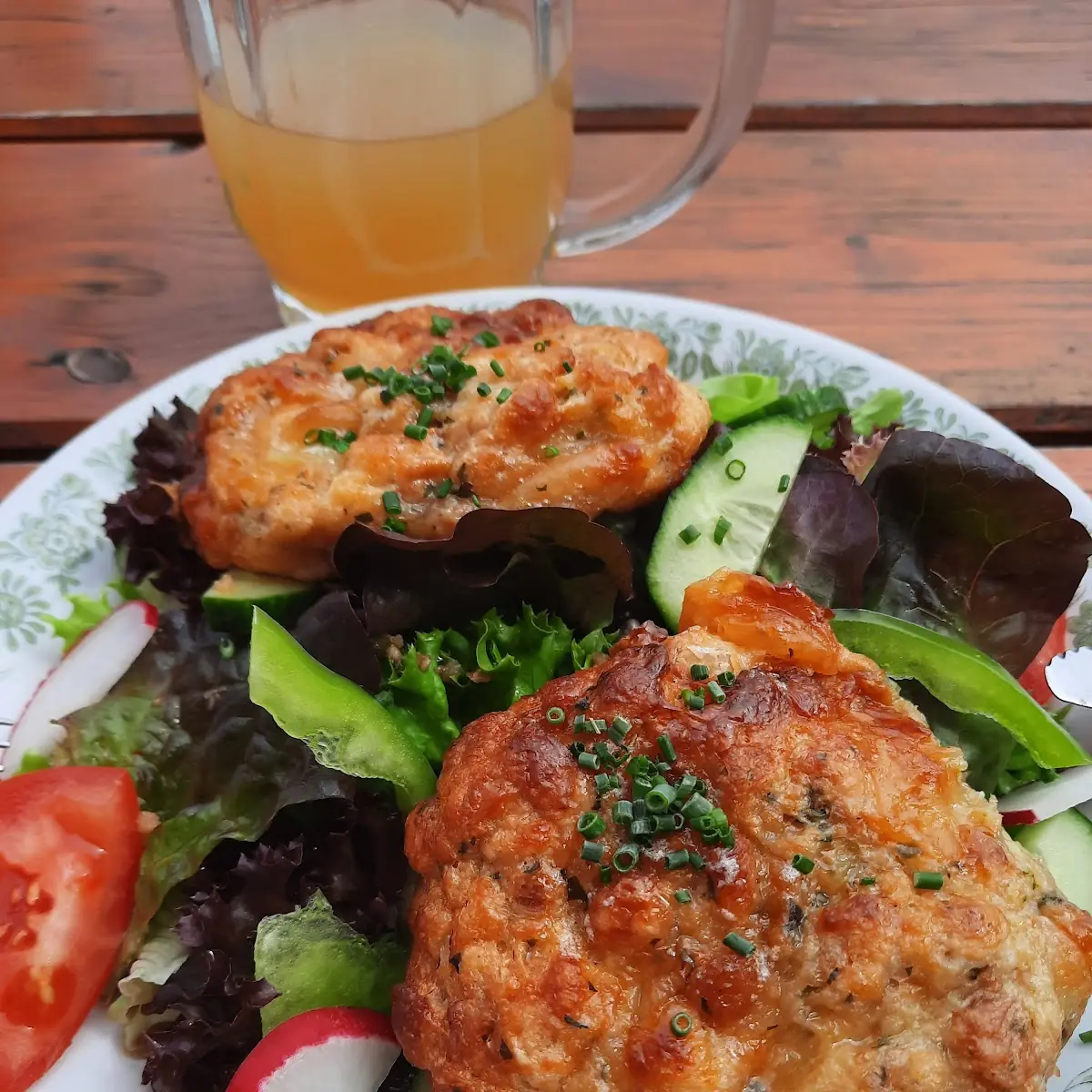 Kasspressknödel Auf Gemischten Salat, Sausteigalm