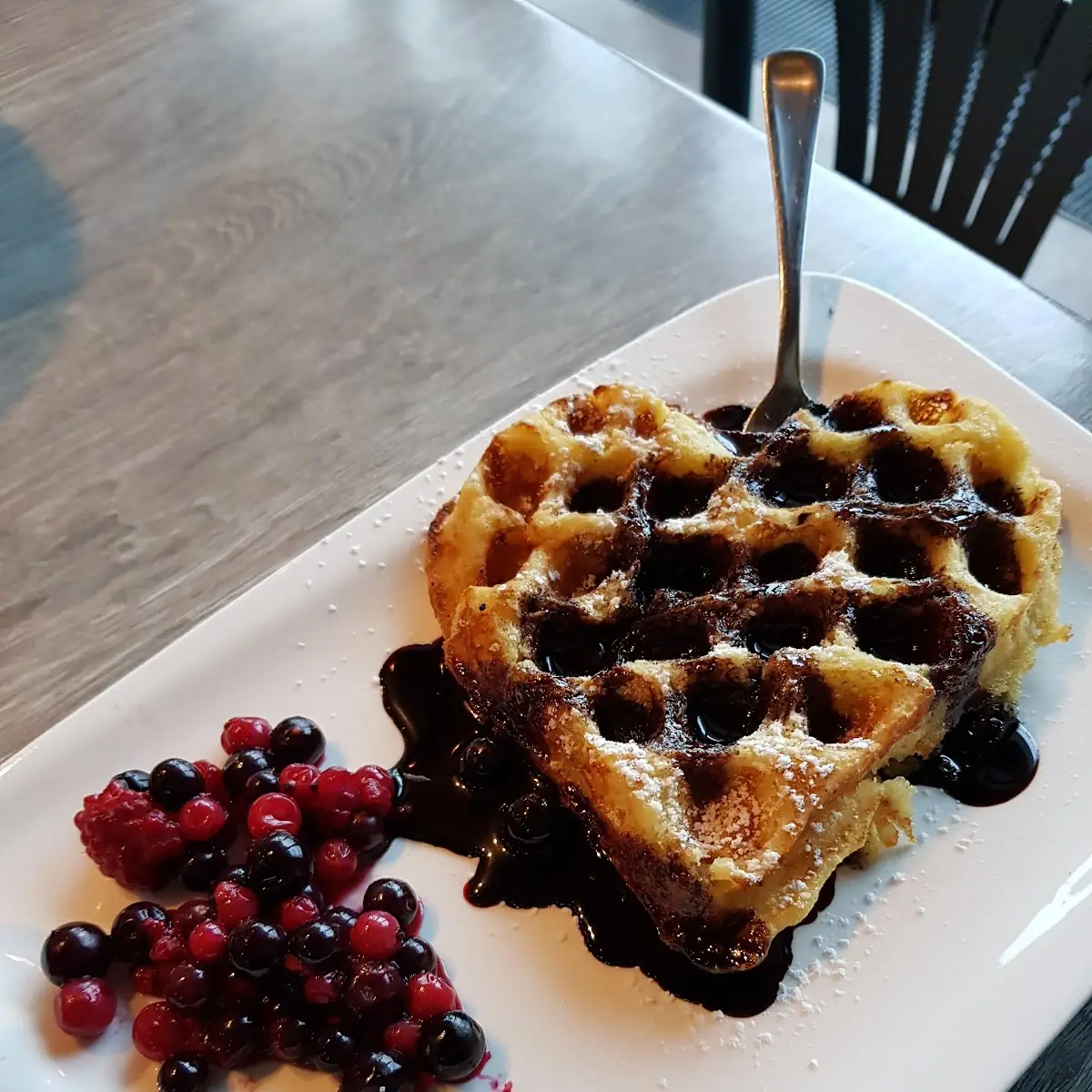Waffel Mit Dunkler Schoko Sauce Und Beerenmix