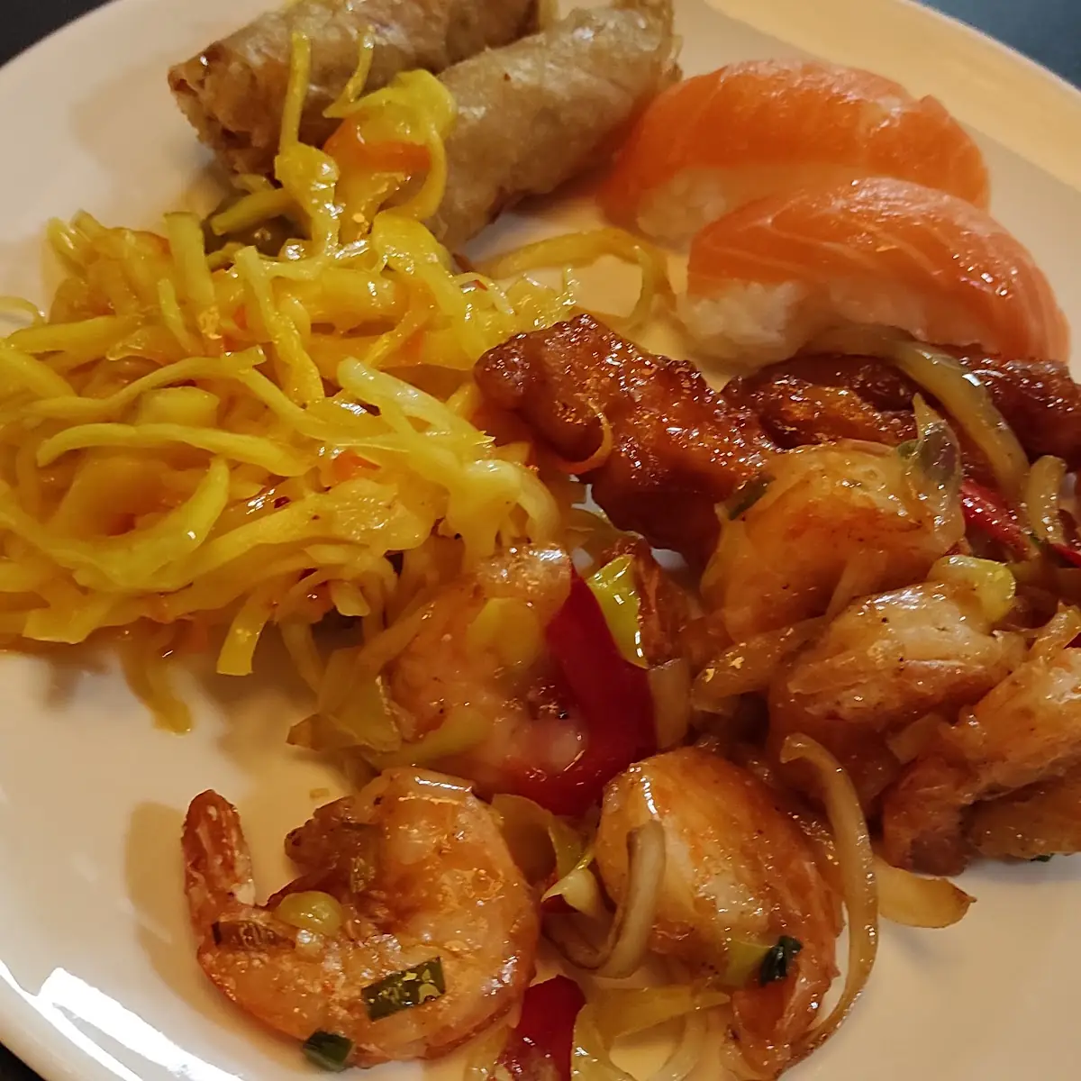 Variationen Vom Buffet Shusi Garnelen Frühlingsrolle Krautsalat
