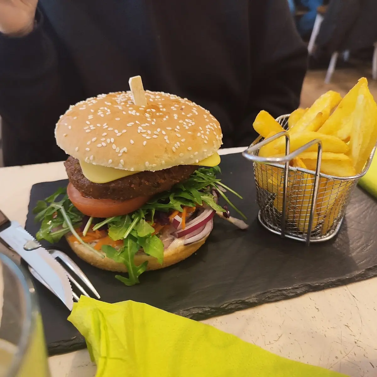 Veggiezz Beyond Burger Inkl Pommes