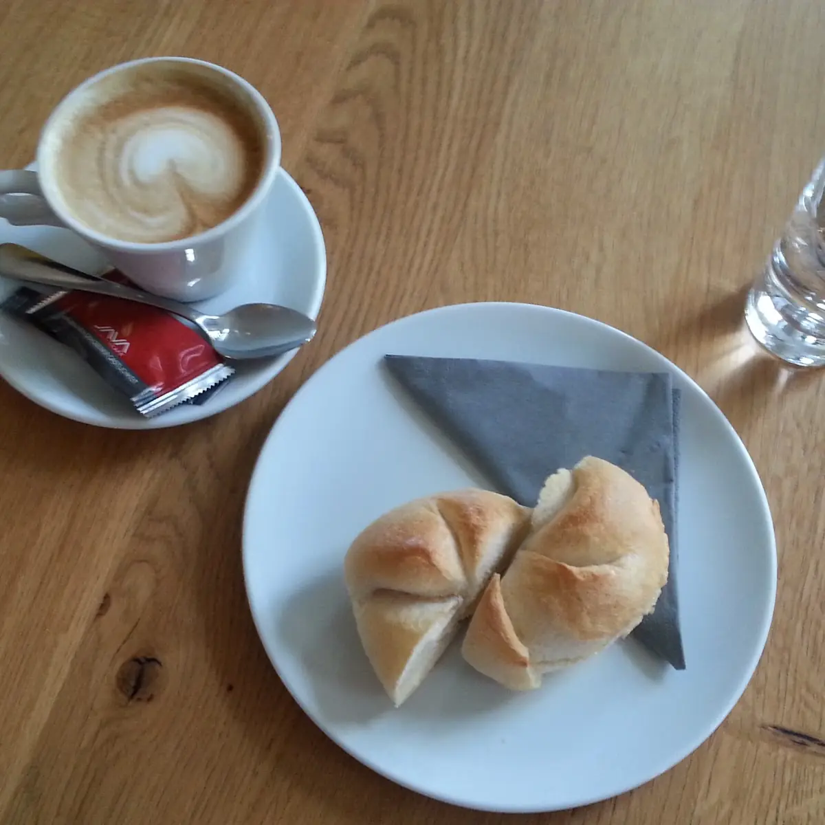 Buttersemmel Und Eine Tasse Cappuccino