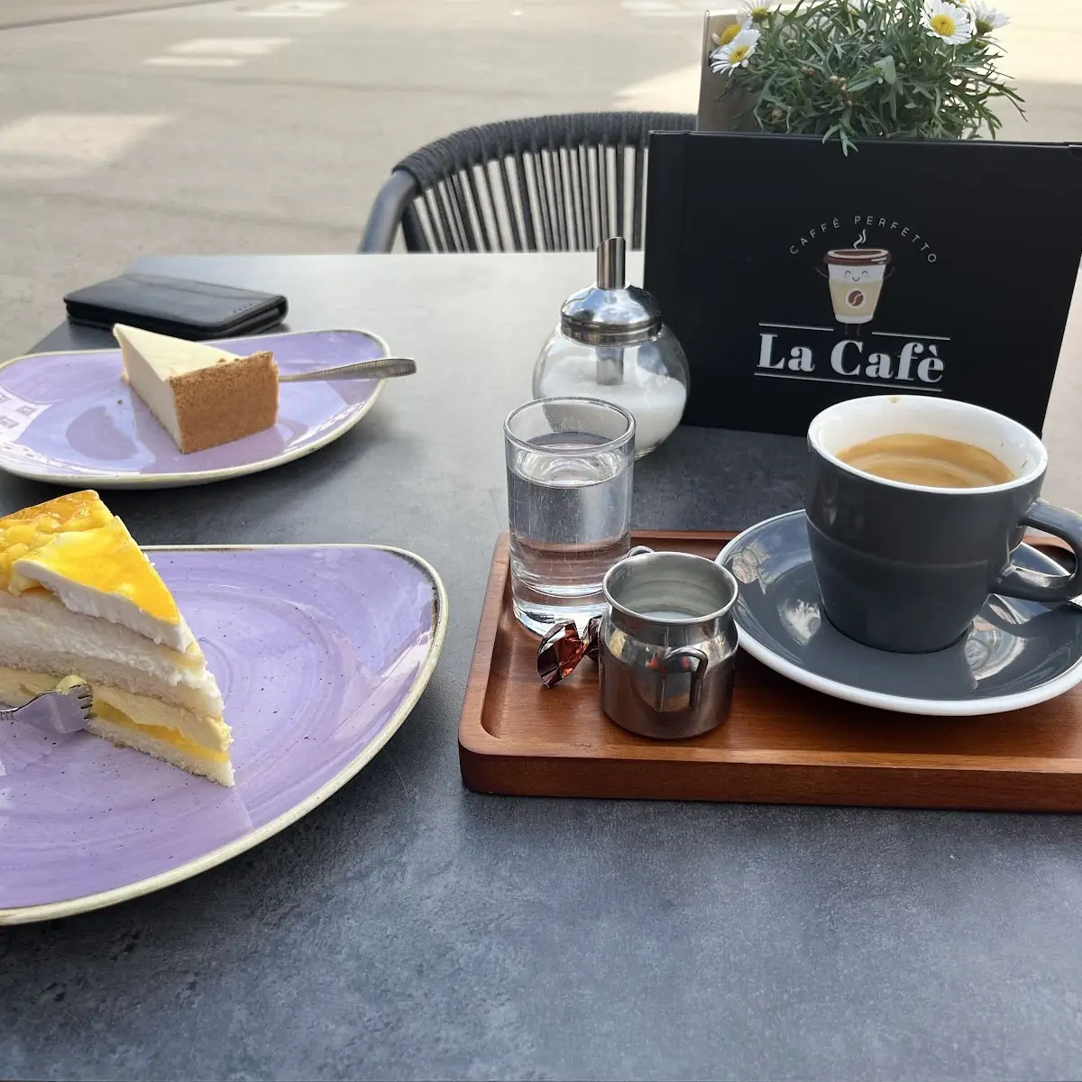 Käsekuchen Mangotorte Und Café Crema