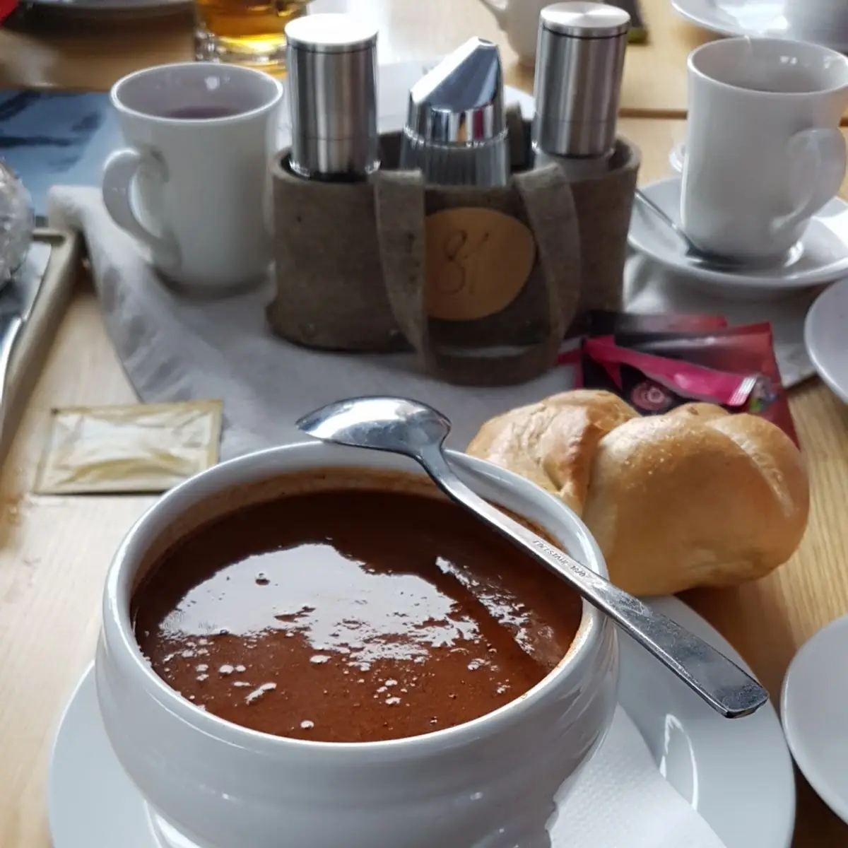 Goulashsoep Met Kaiserbrötchen