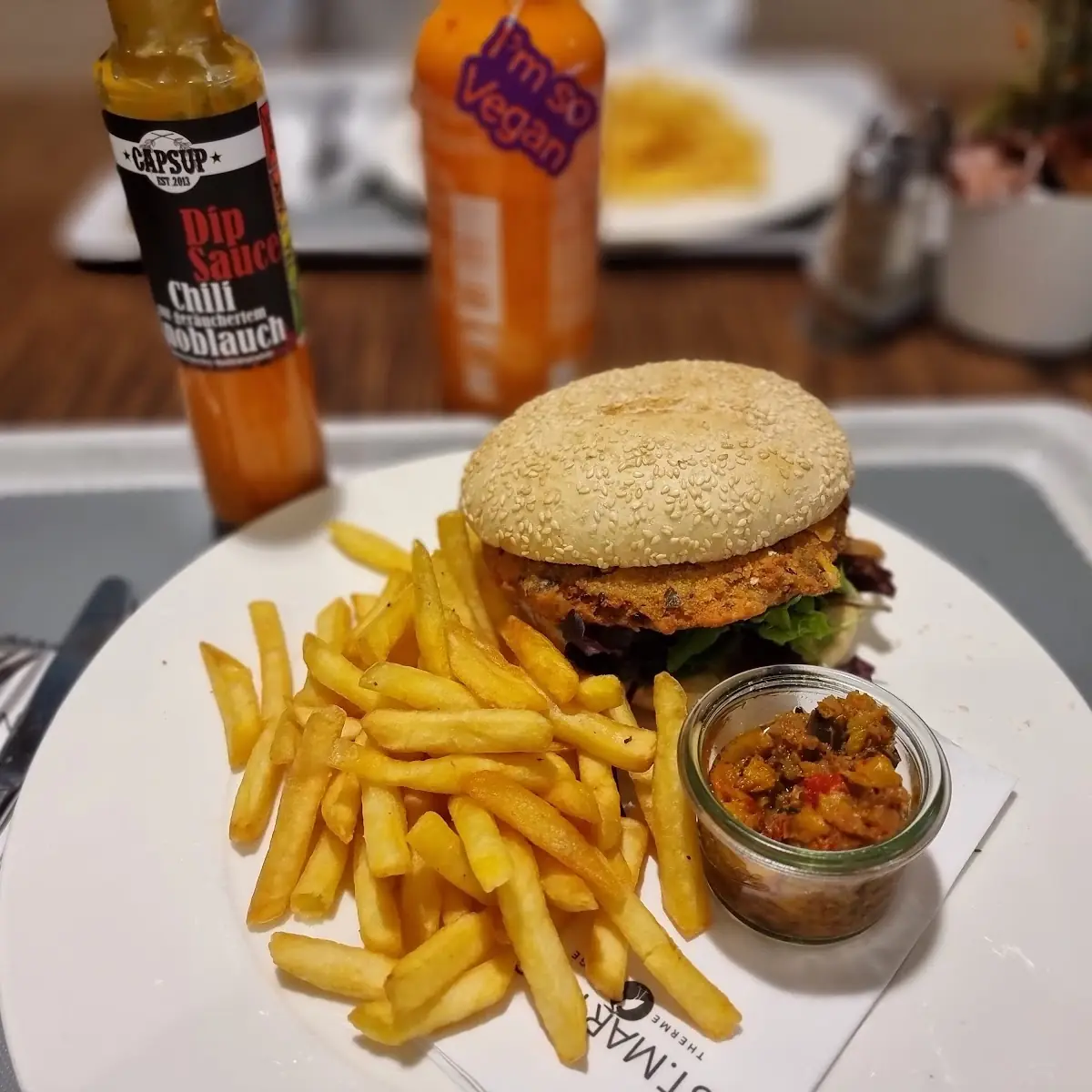 Veganer Thermen-burger Mit Scharfen Soßen