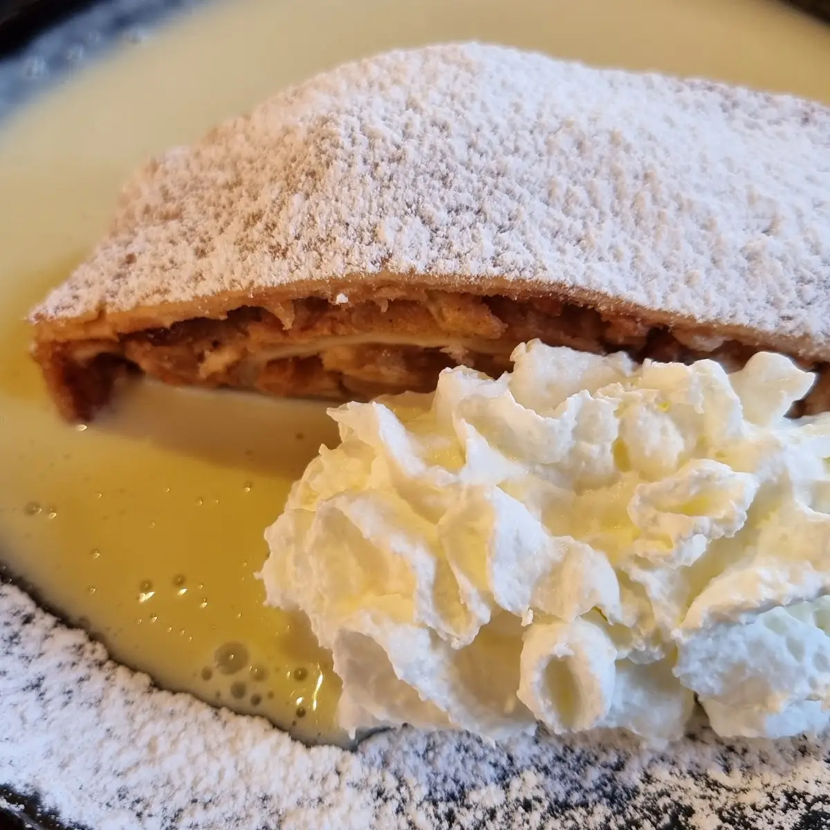 Apfelstrudel Mit Vanillesauce Und Sahne
