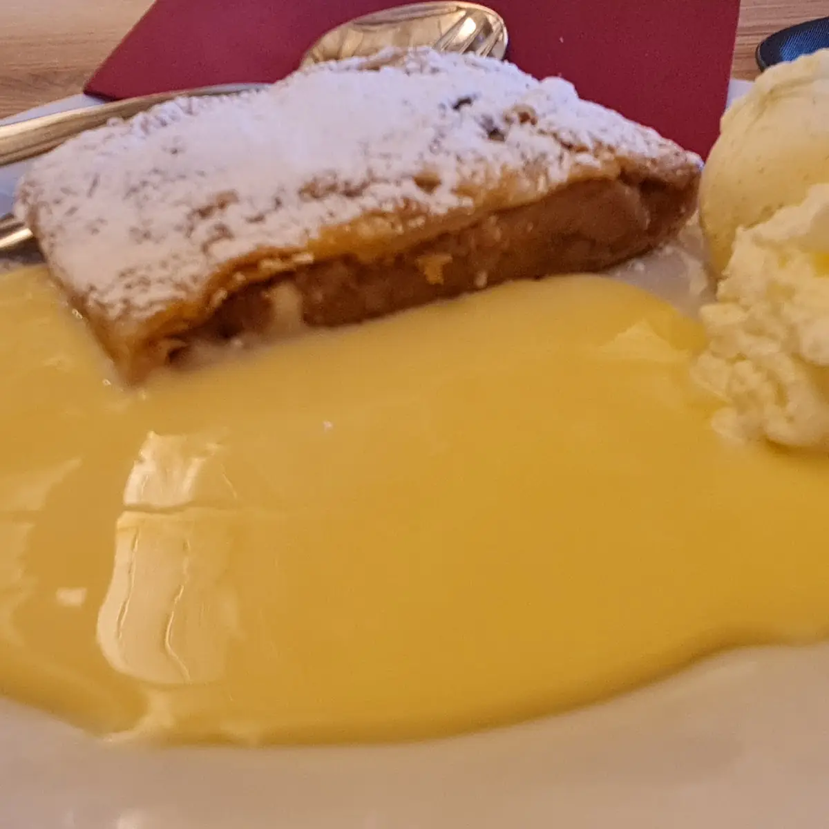 Sehr Leckere Apfelstrudel Mit Vanillesauce Vanilleeis In Sahne