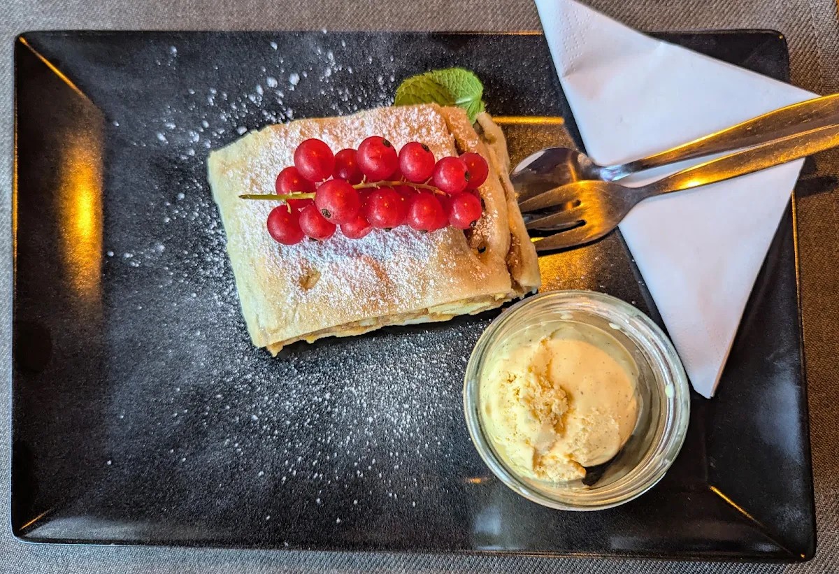 Apfelstrudel Mit Vanilleeis