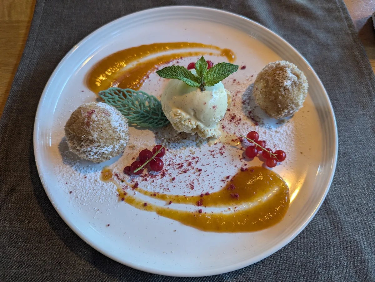 Topfenknödel Mit Vanilleeis Und Marillenspiegel