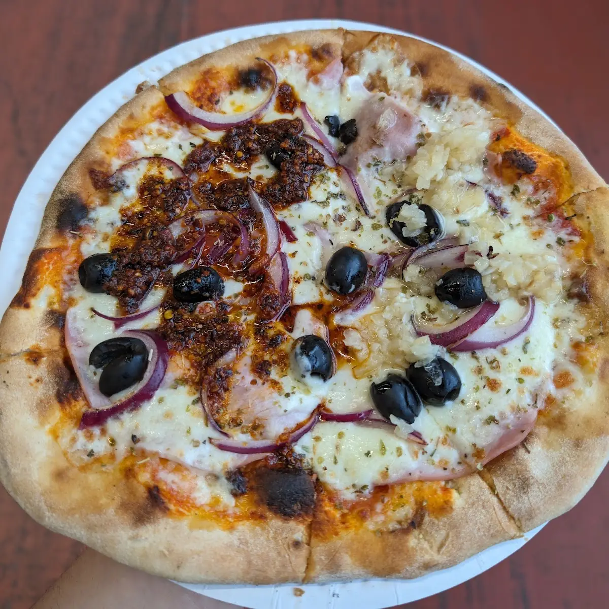 Pizza Prosciutto Mit Oliven Und Zwiebeln