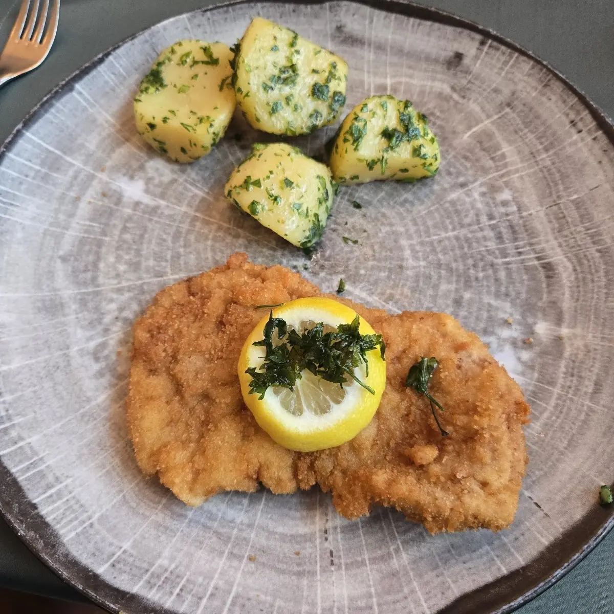 Wiener Schnitzel Vom Schwein Mit Petersilienerdäpfel
