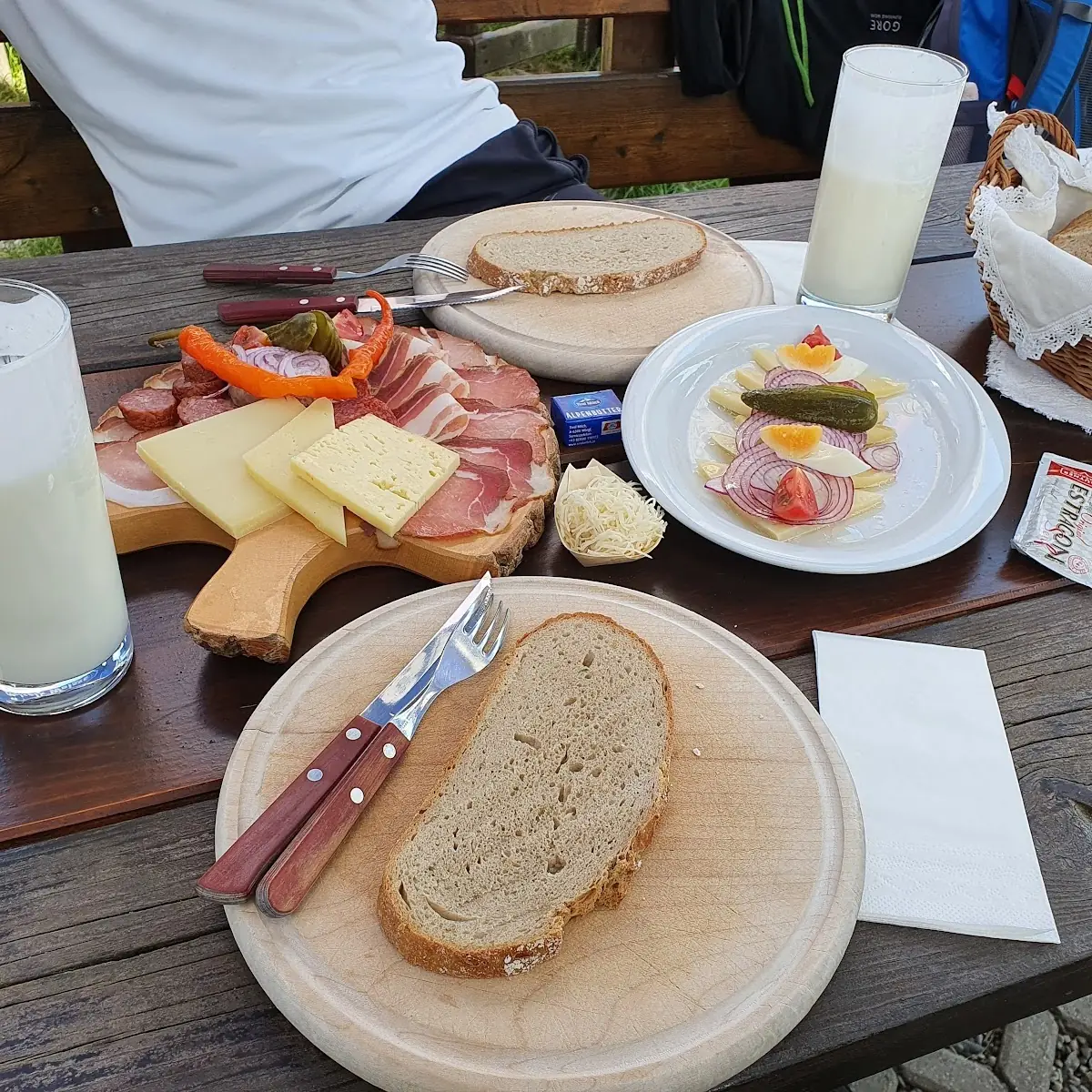 Brotzeit Mit Schinken Und Käse Extra Graukäse In Essig-öl Und Dazu Frische Buttermilch