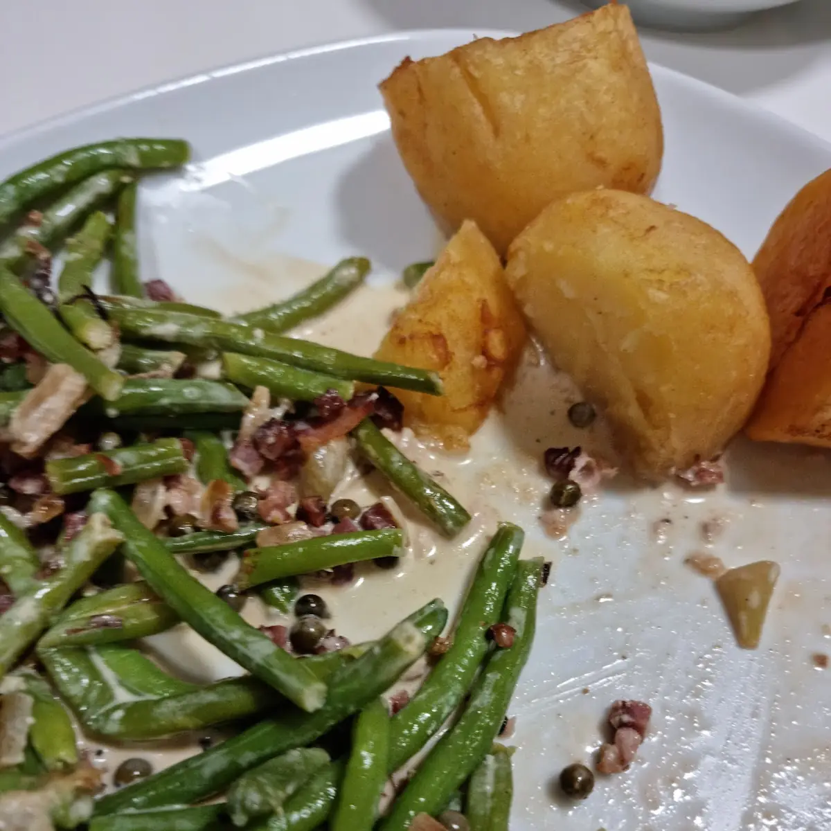 Rosa Gebratene Schweinsmedaillons An Pfeffersauce Mit Speckfisolen Und Bratkartoffeln