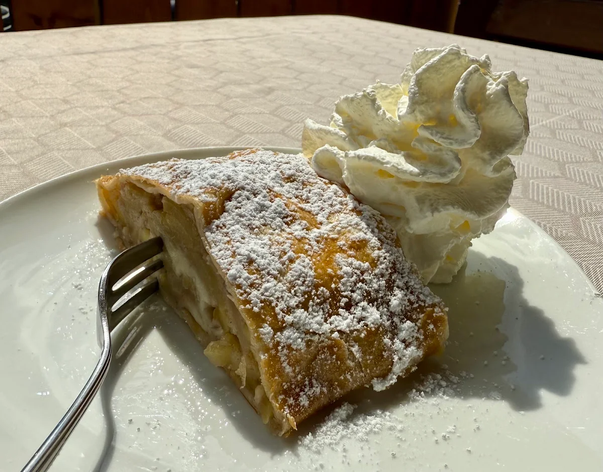 Apfelstrudel Mit Sahne